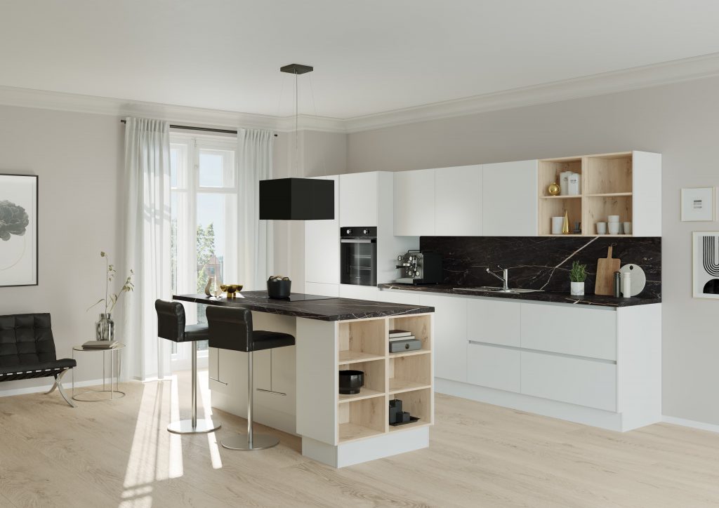 Bild einer dekorierten Küche mit weißen Fronten.